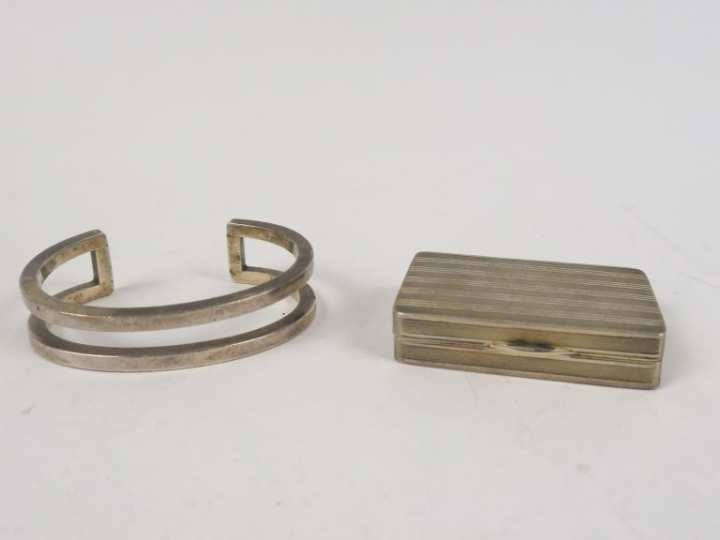 Lot comprenant :  - MOMIRON. Un bracelet en argent  - une boite en arg