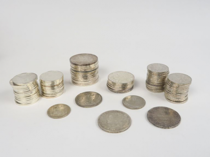 Lot de pièces en argent :  - 25 pièces de 5 Francs en argent. 299 g - 