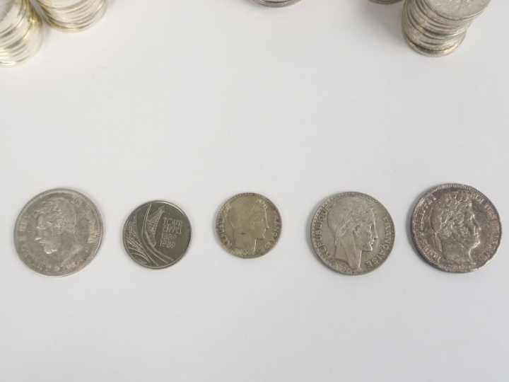Lot de pièces en argent :  - 25 pièces de 5 Francs en argent. 299 g - 