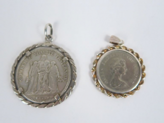 Vente aux enchères Une pièce de 5 Francs en argent 1875-A, montée en pendentif.  Poids. 3