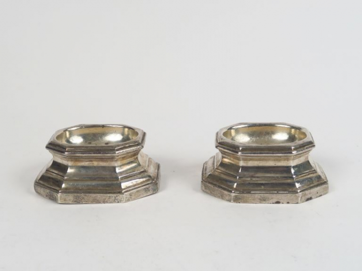 Paire de salerons XVIIIème en argent à pans coupés. MO : P.G  Bordeaux