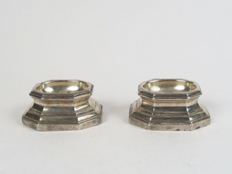 Vente aux enchères Paire de salerons XVIIIème en argent à pans coupés. MO : P.G  Bordeaux