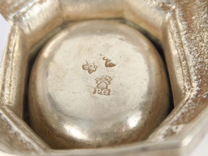 Paire de salerons XVIIIème en argent à pans coupés. MO : P.G  Bordeaux