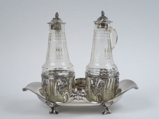 Vente aux enchères Porte huilier-vinaigrier Louis XV en argent.  Avec ses flacons. M.O : 