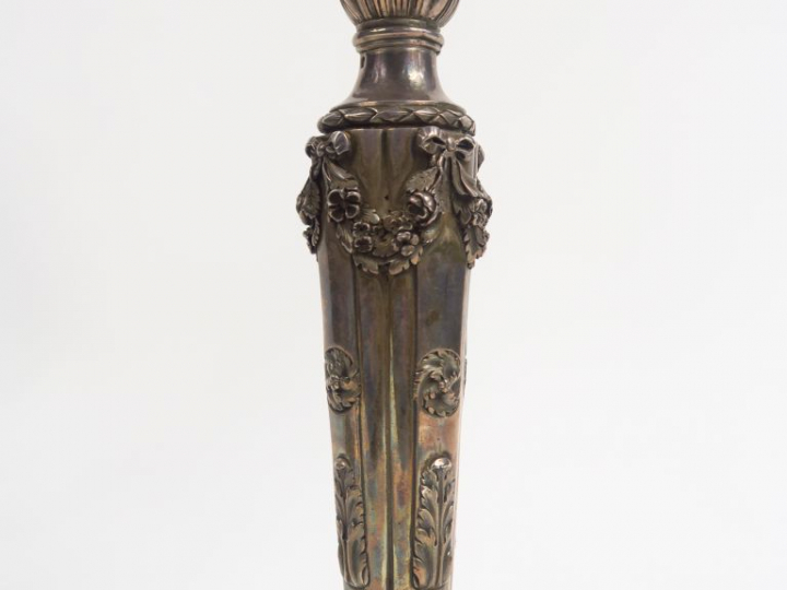 Paire de candélabres de style Louis XVI en argent, poinçon Minerve, éc