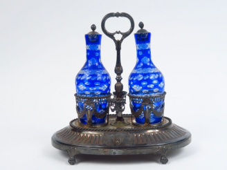 Vente aux enchères Porte huilier-vinagrier Louis XVI en argent, à décor de cannelures sur