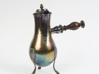 Vente aux enchères Verseuse en argent, poinçon Vieillard, à décor de palmettes, reposant 