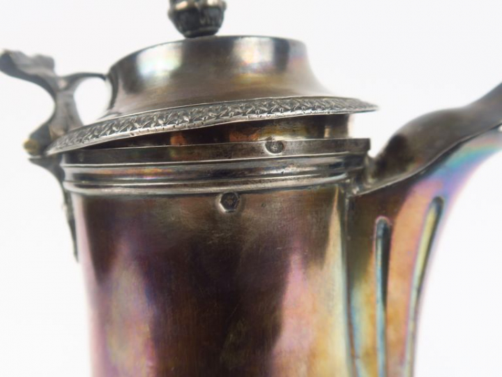 Verseuse en argent, poinçon Vieillard, à décor de palmettes, reposant 