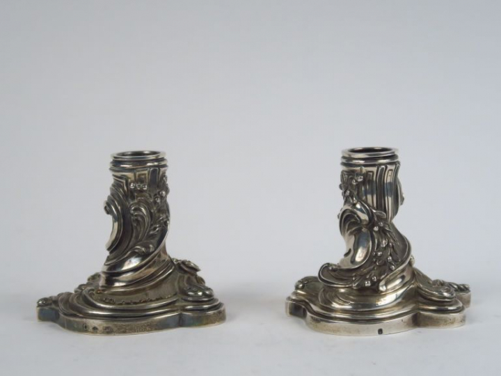 BOINTABURET à Paris.  Paire de bougeoirs de toilette de style rocaille