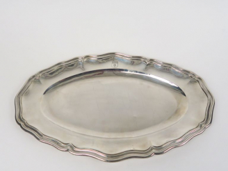 Vente aux enchères Plat ovale de style Louis XV en argent, poinçon Minerve, modèle à file