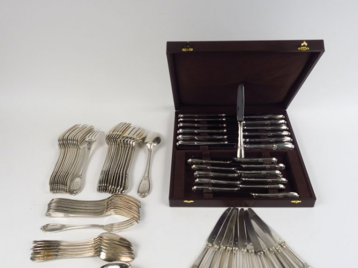 Partie de ménagère en argent, poinçon Minerve, modèle feuillagé. Compr