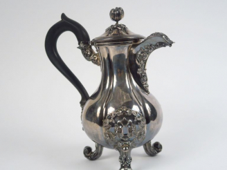 Vente aux enchères Cafetière de style rocaille en argent, poinçon Minerve, panse à décor 