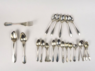 Vente aux enchères Ensemble de couverts en argent, français ou etrangers.  Poinçons dépar