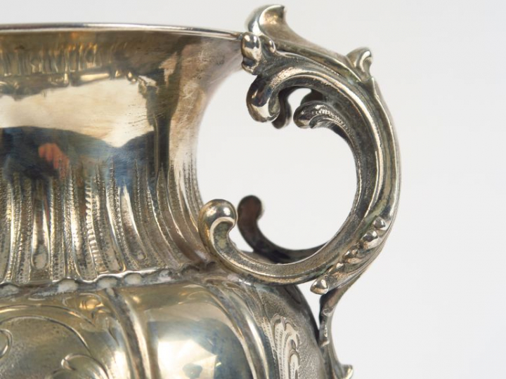 Vase à anses en argent 800 millièmes, panse à décor de cannelures et d