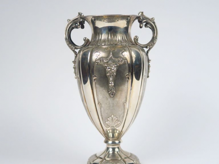 Vase à anses en argent 800 millièmes, panse à décor de cannelures et d