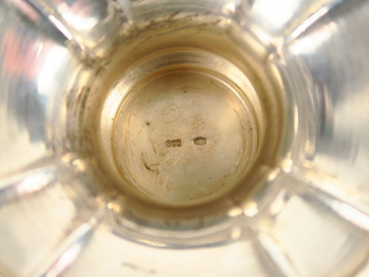 Vase à anses en argent 800 millièmes, panse à décor de cannelures et d