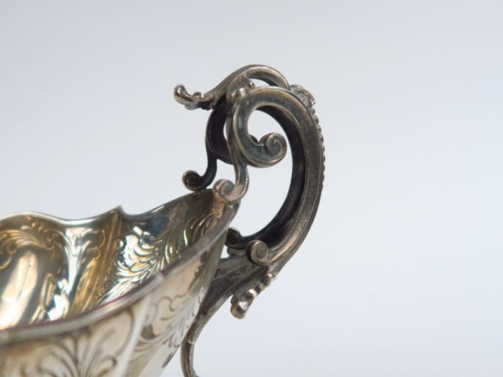 Coupe oblongue sur talon en argent 800 millièmes, à décor ciselé et ap