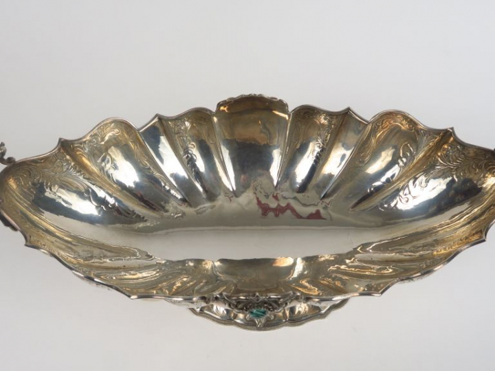 Coupe oblongue sur talon en argent 800 millièmes, à décor ciselé et ap