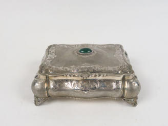 Vente aux enchères Coffret de style rocaille en argent 800 millièmes, à décor de rinceaux