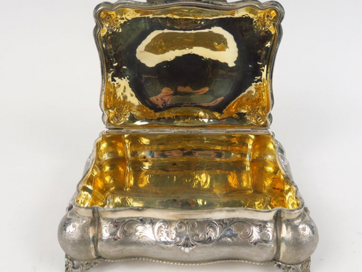 Coffret de style rocaille en argent 800 millièmes, à décor de rinceaux