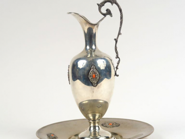 Aiguière et son présentoir en argent 800 millièmes, à décor appliqué à