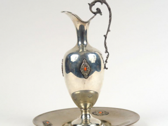 Vente aux enchères Aiguière et son présentoir en argent 800 millièmes, à décor appliqué à