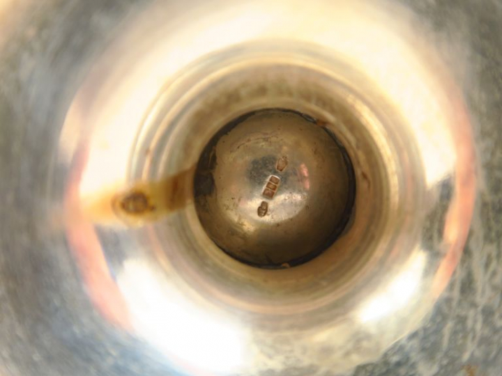 Aiguière et son présentoir en argent 800 millièmes, à décor appliqué à