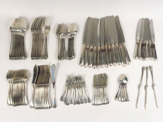 Vente aux enchères Partie de ménagère en argent 800 millièmes, modèle à double palmettes.