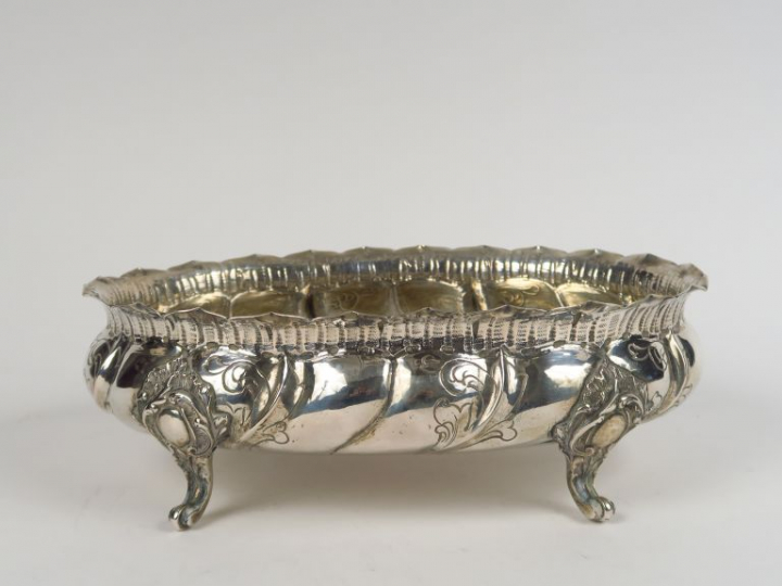 Coupe sur pied de style Louis XV en argent, 800 millièmes à décor de c