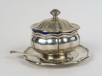 Vente aux enchères Sucrier et son présentoir de style Louis XV en argent, 800 millièmes. 