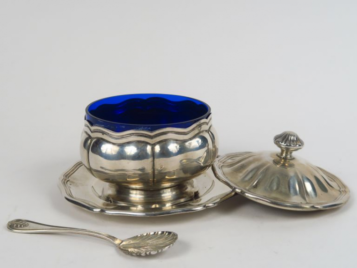 Sucrier et son présentoir de style Louis XV en argent, 800 millièmes. 