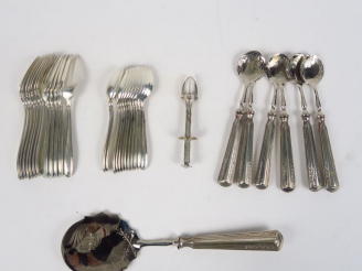 Vente aux enchères Douze fourchettes à dessert et douze petites cuillères en argent 800 m