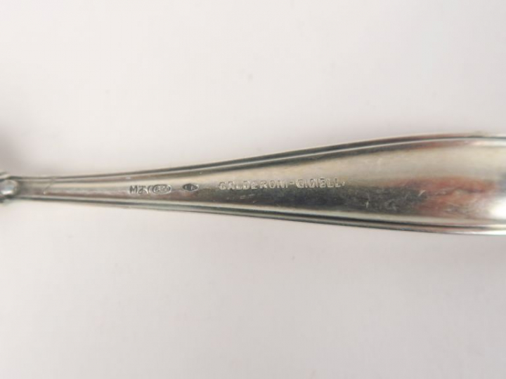 Douze fourchettes à dessert et douze petites cuillères en argent 800 m