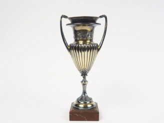 Vente aux enchères Coupe en argent et vermeil, poinçon Minerve, à décor de feuilles d'aca