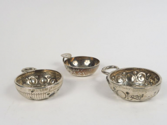 Vente aux enchères Ensemble comprenant trois différents tastes vin en argent.  Poinçon Mi