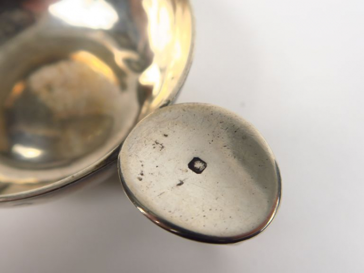 Ensemble comprenant trois différents tastes vin en argent.  Poinçon Mi