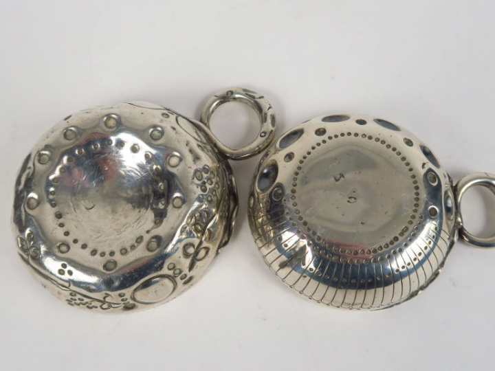 Ensemble comprenant trois différents tastes vin en argent.  Poinçon Mi