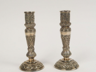 Vente aux enchères Paire de bougeoirs en argent, à décor au repoussé de feuillage. Poids.