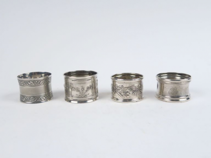 Quatre différents ronds de serviette en argent.  Poids. 90 g