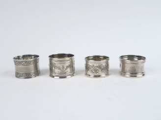 Vente aux enchères Quatre différents ronds de serviette en argent.  Poids. 90 g