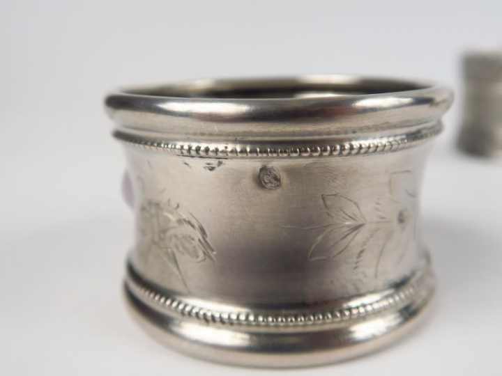 Quatre différents ronds de serviette en argent.  Poids. 90 g