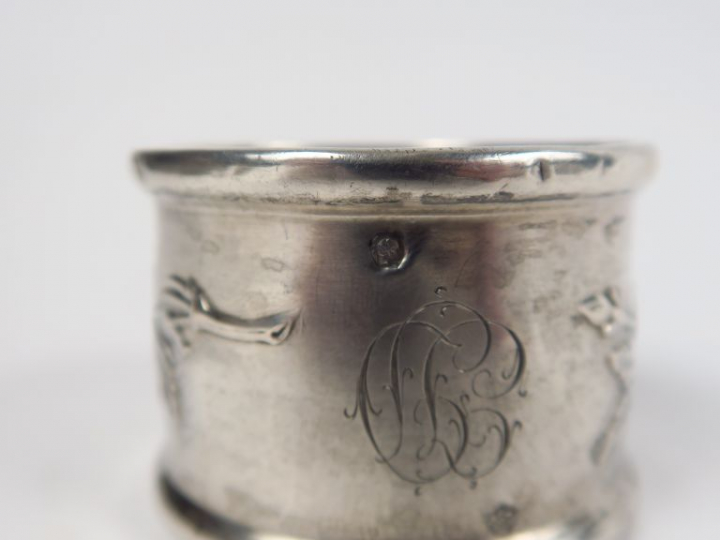 Quatre différents ronds de serviette en argent.  Poids. 90 g