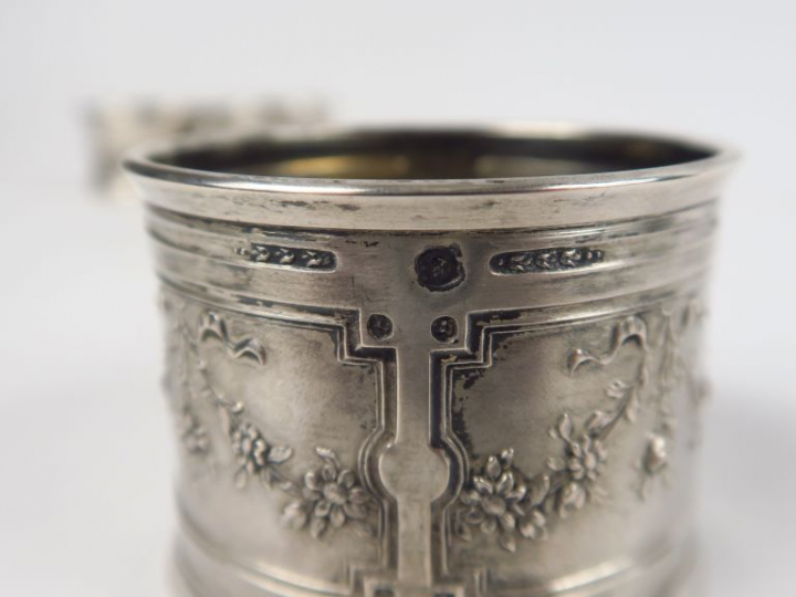 Quatre différents ronds de serviette en argent.  Poids. 90 g