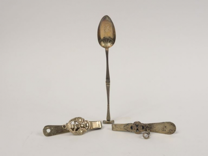 Lot comprenant :  - une cuillère en argent, poinçon Minerve.  - deux d