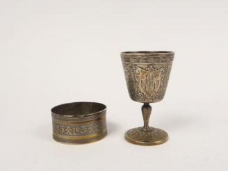 Vente aux enchères Lot comprenant un rond de serviette et un coquetier en argent, poinçon