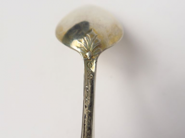 Suite de douze petites cuillères en argent et vermeil, poinçon cygne. 
