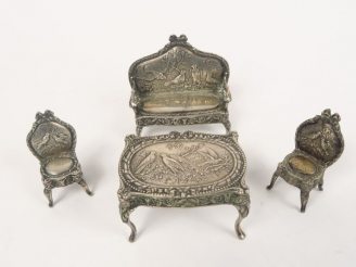 Vente aux enchères Petit mobilier en argent comprenant un canapé, une paire de chaises et