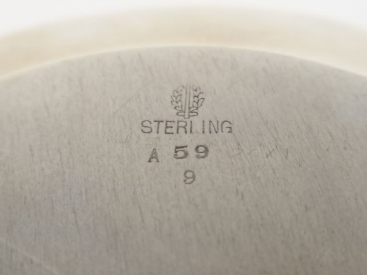 Jatte creuse en argent sterling, à décor ciselé et repoussé de fleurs.