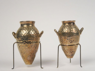 Vente aux enchères Deux amphores en argent martelé.  Poinçons étrangers.  Poids. 132 g