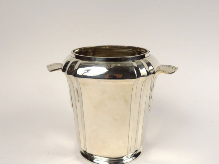 GALLIA.  Sceau à champagne de style Art déco en métal argenté.  H. 21 